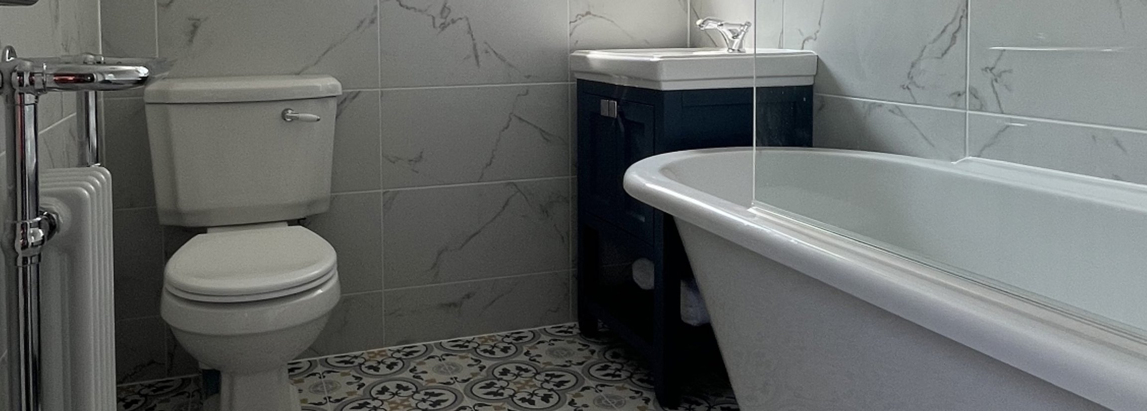 Bathroom with a toilet, sink and radiator